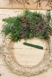 Naturlicher Kranz Aus Dem Garten In 2020 Winterkranz Naturlich Dekorieren Kranz