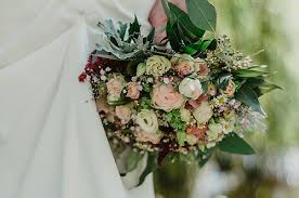 We did not find results for: Sommerlicher Brautstrauss Im Vintage Style Ganz In Weiss Leipzig Brautstrausse Hochzeitsfotograf Hochzeit