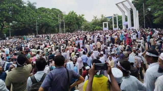 এমপিওভুক্তির দাবিতে কেন্দ্রীয় শহীদ মিনারে শিক্ষক-কর্মচারীদের অবস্থান
