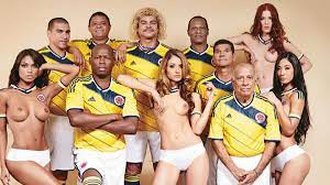 En topless, las chicas posaron con las estrellas del fútbol colombiano