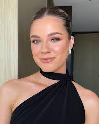 LESS IS MORE 🖤 Diffused skin and softly defined lashline