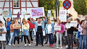 Gebt den schülern die schule zurück! Protest Gegen Afd Im Kreis Goppingen Pfiffe Gegen Anti Islam Veranstaltung Landkreis Goppingen Stuttgarter Zeitung
