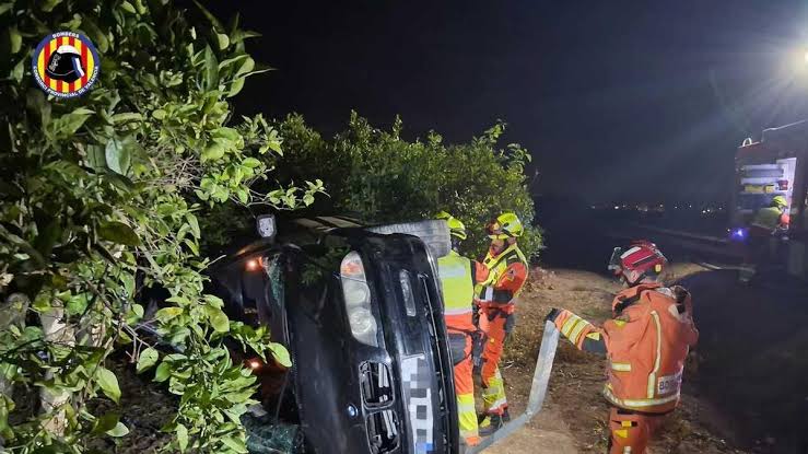Intervenci&oacute;n nocturna de los bomberos, generada por IA