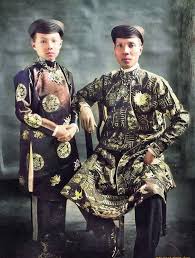 Áo dài nam truyền thống áo dài nam trắng họa tiết cứng cáp, trẻ trung. Nen Phá»¥c Dá»±ng Ao Dai Nam Truyá»n Thá»'ng Lam Quá»'c Phá»¥c Ttvh Online