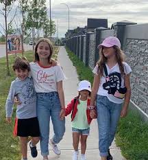 تسببت الفنانة حلا شيحا في وضع المطرب تامر حسني في موقف محرج بعد أن أثارت الجدل مرة أخرى حول فيلمه مش أنا، حيث كانت المرة الأولى حينما أعلنت عبر صفحتها الشخصية على انستجرام أن فيلم مش أنا تم تصويره منذ أكثر من عام وفي. Ø¨Ø§Ù„ØµÙˆØ± Ø¹ÙŠØ¯ Ø§Ù„Ø£Ø¶Ø­Ù‰ ÙŠØ¬Ù…Ø¹ Ø­Ù„Ø§ Ø´ÙŠØ­Ø© Ø¨Ø£ÙˆÙ„Ø§Ø¯Ù‡Ø§ ÙÙŠ ÙƒÙ†Ø¯Ø§ Ø®Ø¨Ø± ÙÙŠ Ø§Ù„ÙÙ†