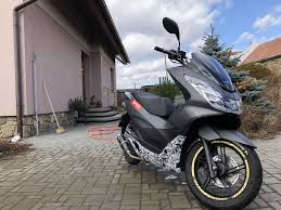 Honda Pcx 125 Custom Supreme Bike Supremebike Scooter Stickerbomb Stickers Honda Honda Pcx Motos
