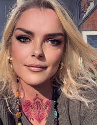 My eyes seem to be matching my dark green dress today.. 💚 does other  peoples eyes change colour too? Mine go light and dark also bright green  when angry 😡