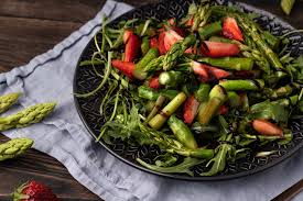 Aus joghurt, milch, zitronensaft, thymian und reissirup ein dressing anrühren; Erdbeer Spargel Salat Sallys Blog