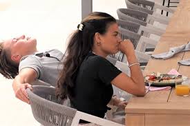 1 background 1.1 appearance 1.2 personality 2 disney history 2.1 frozen 2.2 frozen fever 2.3 olaf's frozen adventure 2.4 frozen ii 3 other history 3.1 once upon a time 4 songs 5 gallery 6 trivia anna is a young woman with a slender figure and a fair complexion. Princess Charming 2021 Finale Wer Gewinnt Das Herz Von Irina