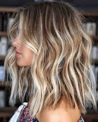 Tendance Cheveux 2020 Caramel Ou Blond Polaire Les Balay Coupe Cheveux Mi Longs Blonds Cheveux Tendance Cheveux