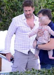 His parents are margaret and edward butler. Gerard Butler Spielt Mit Baby Suss Viply Gerard Butler Schonsten Manner Butler
