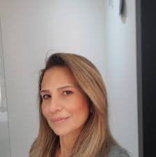 Regálale a tu cuerpo una lluvia de nutrientes. 🌿1 scoop de alga Chlorella  CLAUDIA MOLINA SUPERFOODS 🌿1 zanahoria mediana 🌿1 tallo de apio 🌿1  manzana 🌿4 oz jugo de naranja natural 🌿4