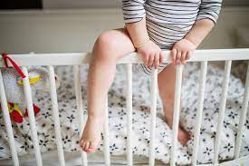 Wenn dein baby aus dem bett fallen kann , musst du etwas ändern. Baby Aus Dem Bett Gefallen Was Kann Passieren Was Muss Ich Tun