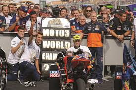Sebagai informasi, pebalap asal afrika selatan itu mencuri banyak perhatian usai menjadi juara moto3 di musim 2016. Ktm S Brad Binder Moto3 Weltmeister 2016 Ktm Kosak