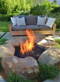Mehr Romantik Im Garten Schaffen Mit Einem Diy Aussenkamin Feuerstelle Garten Garten Garten Gestalten