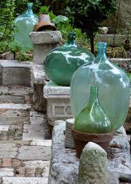 Schone Grosse Flaschen In Einem Garten Auf Burano Venedig Foto S Hopp House Paint Exterior Glass Decor Vintage Green Glass