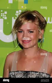 Jessica parker kennedy and phoebe jane tonkin hi-res stock photography and  images