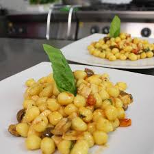 Chicche di patate con pesce. Ristorante L Angolo Sperlonga Chicche Al Pesce Spada Gnocchetti Di Patate Con Pesce Spada Capperi Olive E Pomodorini Freschi Yummy Chicche Details Gnocchi Of Potatoes With Swordfish Capers