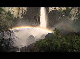 In parcul naţional yosemite, sua a fost observat un fenomen foarte rar , un curcubeu in timpul noptii.aceste fenomene meteorologice apar în zona cascadelor atunci când este lună plină, iar satelitul natural al terrei se află foarte aproape de planeta noastră. Un Fenomen Extrem De Rar A Fost Surprins La Yosemite Un Curcubeu Nocturn Video