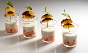 Selbstgemachte Vanillejoghurtcreme Auf Pfirsichragout Im Glas Fingerfood Dessert Ideen Catering