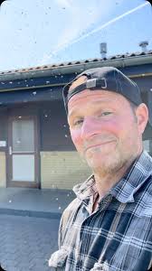 I foråret fandt vores pladsmand, Andreas, pludselig en enorm bisværm, der  lige kom forbi og ville benytte sig af vores toiletbygning🐝 desværre havde  det den BI-virkning, at vores gæster ikke rigtig ...