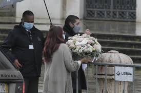 O caixão que transportou a intérprete abandonou o edifício quando faltavam dez minutos para as 11 da manhã. Unidos Na Dor De Forma Discreta Familia De Ivo Lucas Marca Presenca No Adeus A Sara Carreira Nacional Flash