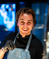 Bon dia, Zoals hierboven te zien is mijn naam Kai Musters. Ik ben 26 jaar  en vanaf eind oktober ben ik op zoek naar een studio/ appartement voor  minimaal een jaar. Vanaf