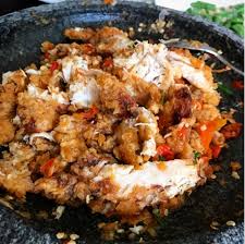 Siapkan semua bahan sambal diatas cobek. Ragam Resto Ayam Geprek Cobek Panjer