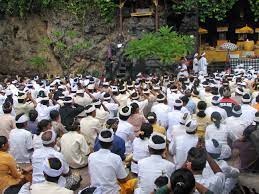 Baik anak lelaki yang suaranya sudah memberat dan anak perempuan yang telah mendapatkan menstruasi pertama akan melakukan ritual keagamaan sebelum gigi mereka dipotong oleh orang yang dituakan secara adat. Agama Hindu Bali Wikipedia Bahasa Indonesia Ensiklopedia Bebas