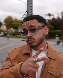 Now listen….. I know we're blowing yall away with our unrelenting  consistency, but hey now yall got no reason NOT to listen to some amazing,  ORIGINAL, Live music. Live music is coming