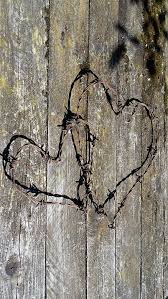 Barbed Wire Heart Rusted Wire Decor Set Rusty Metal Heart Barb Wire Art Rustic Home Decor Wedding Decoration Simple Primitive Recycled Art In 2020 Mittellange Haare Frisuren Hochzeit Design Home Decor