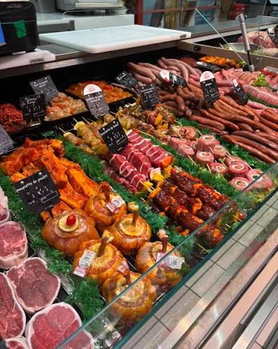 ☀️ UN VÉRITABLE RAYON DE SOLEIL DANS VOTRE MAGASIN ! ☀️ Aujourd'hui,  laissez-vous tenter par notre étal généreux et coloré 🌈 Brochettes  savoureuses, viandes marinées, chipolatas, merguez… il y en a pour