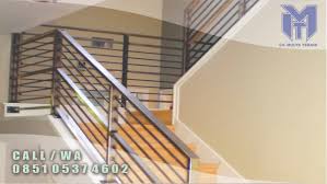 Railing tangga dengan modifikasi stainless dengan kaca membuat rumah, gedung, mall mendapatkan kesan mewah dan elegan. Jasa Pemasangan Railing Tangga Stainless Steel Sleman