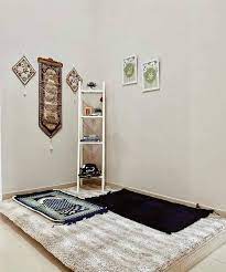 Membuat ruang sholat khusus di rumah tidak harus di bangun dengan ukuran besar, anda bisa sesuaikan model ruangan sholat dengan ukuran rumah yang anda miliki. 27 Gambar Idea Ruang Solat Khas Surau Kecil Di Rumah Ilham Dekorasi