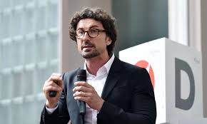 Un lapsus può passare, ma tre sono un po' troppi. Danilo Toninelli Chi E Il Ministro Delle Infrastrutture