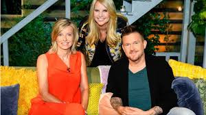 Ollongren, kariyerine ekonomi bakanlığı'nda memur olarak başladı ve 1992'de orta ve doğu avrupa bölgesinde politika yapıcı oldu. Kajsa Ollongren Jeugd Rtl Kajsa Ollongren En Johnny De Mol In Eerste Aflevering Linda S Zomerweek