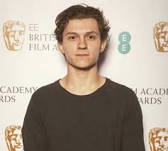 Thomas stanley holland was born on 1 june 1996 in the london borough of kingston upon thames, to nicola elizabeth (née frost), a photographer, and dominic holland, a comedian and author. Tom Holland Idealnyj Nejtan Drejk V Molodosti Vkontakte