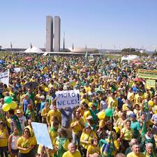 Milhares de motociclistas participaram de um passeio, da barra da tijuca ao aterro do flamengo, na zona sul, onde outras milhares de pessoas o aguardavam. Hoje O Povo Esta Nas Ruas Em Uma Manifestacao Espontanea Afirma Bolsonaro