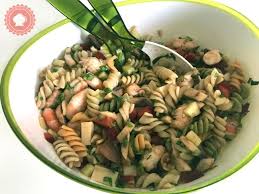 Parfaites pour un repas du soir léger, elles se marient parfaitement avec un peu de pain de complet et du fromage. Salade De Pates Legere Aux Crevettes Et Legumes