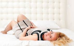 Sie soll die initiative ergreifen und ihn verführen (platz 1) und experimentierfreudig sein (platz 2). Schone Gut Gekleidete Frau Auf Dem Bett Liegend Frau Liegt Auf Dem Rucken Lizenzfreie Fotos Bilder Und Stock Fotografie Image 36271391