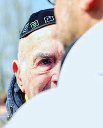 Dopo la firma dell'armistizio tra l'esercito italiano e le forze alleate durante lo spostamento, sami, denutrito e privo di forze, crollò a terra, aspettando di essere. Cu9w27zuoxmuem