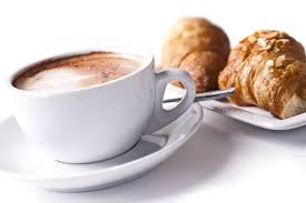 Una bevanda a base di espresso e latte montato a crema (non schiuma!) con trama finissima e senza bolle, oggi soggetto all'estro dei baristi più talentuosi, che nella tazza disegnano fiori e cornetto e croissant a confronto. Cornetto E Cappuccino Prepariamo In Casa La Colazione All Italiana