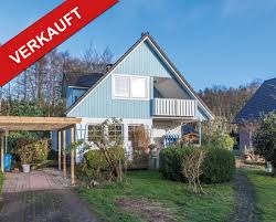 Das endreihenhaus mit seinen 4 zimmern, verteilt auf drei ebenen, wurde 1987 in massiver bauweise auf. Verkauft Romantisches Einfamilienhaus Im Skandinavien Stil In 22926 Ahrensburg Thonhauser Immobilien Trittau