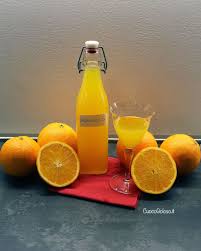 Trascorso il tempo per la macerazione, fate bollire un litro d'acqua in una pentola, unite lo zucchero e mescolate. Liquore All Arancio O Arancello