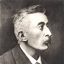 How do photos enhance a news story?