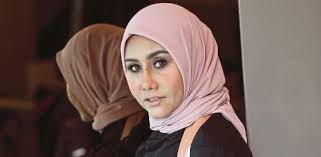 Showbiz) Ella to mix rock with classical in show