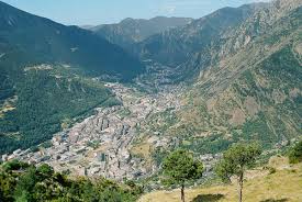 La principauté d'andorre est un petit pays de la péninsule ibérique en europe, situé au milieu de la chaîne montagneuse des pyrénées entre l'espagne au sud et la france au nord. Andorre La Vieille Wikipedia