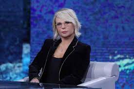 Domani, sabato 20 marzo, maria de filippi apre le danze della fase. Maria De Filippi Reveals Why She Has No Natural Children Curler Ruetir