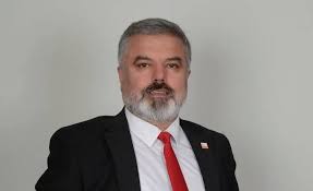 Fotoğrafın solundaki CHP İl Başkanı Hasan Karaca. Sağdaki fotoğrafın  sağında elini kaldıranda Hasan Karaca. Sağdaki fotoğraf Aralık 2019'da Audı  A8'in Belediye envanterine kabul edilmesine dair oylama. 2019'daki Hasan  Karaca bey, Audı Isparta