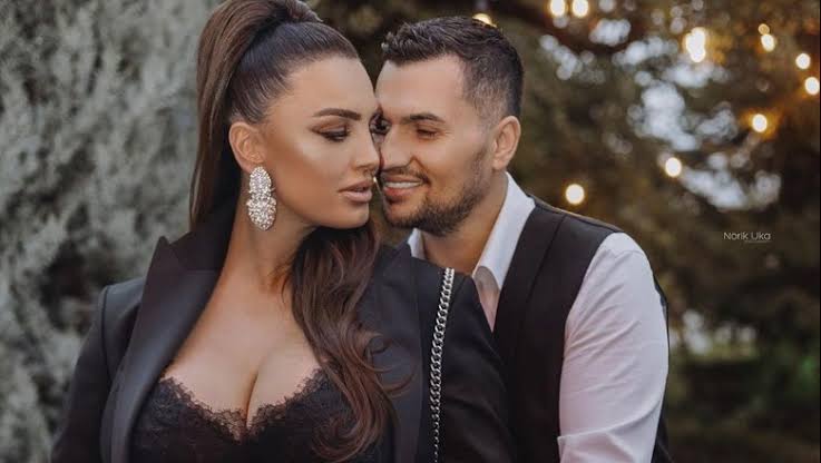 Genta Ismajli bëhet nënë për herë të parë, këngëtarja sjell në jetë një  djalë dhe një vajzë - Shqiptarja.com